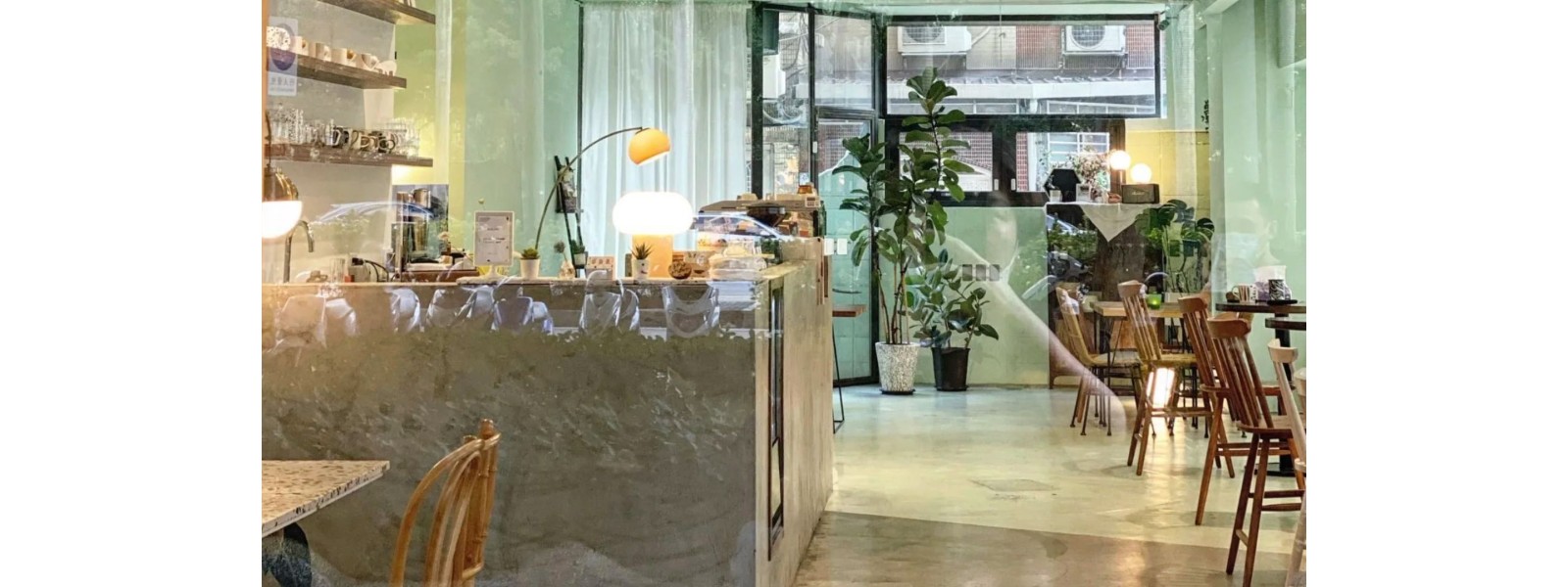 中環核心商業區近地鐵站設有閣樓重本$800,000裝修Cafe餐廳生意轉讓