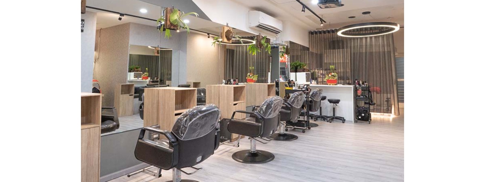 銅鑼灣因移民放盤營運超過10年1600呎咁有300名活躍客底身材工具齊全日式髮型屋生意轉讓